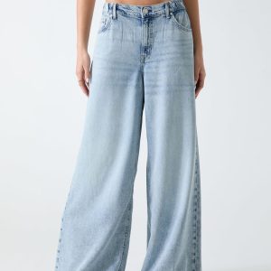 Loose-leg jeans